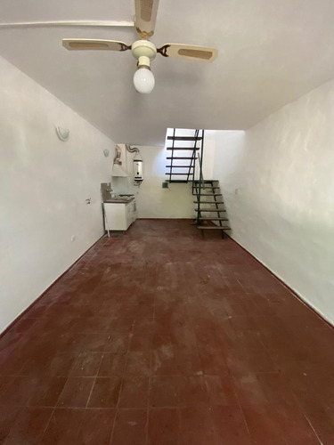Amplio Duplex Esquina C/ Balcón