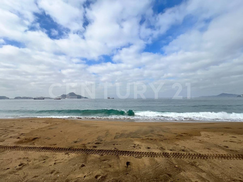 Terreno Con Construcción A Pie De Playa En Venta