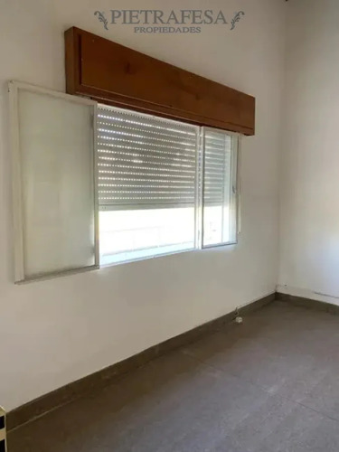 Casa En Alquiler, 3 Dormitorios, 1 Baño, Patio, Cochera. Cerro.