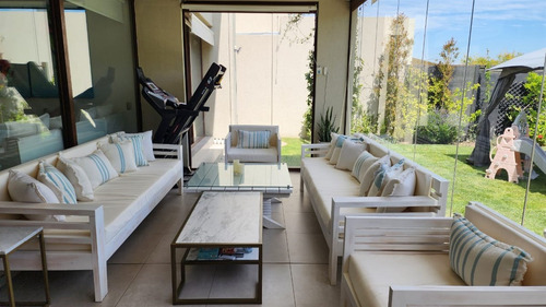 Casa En Arriendo Amoblada De 5 Dorm. En Colina