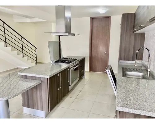 Casa En Renta Con Cuarto De Servicio En Zibata K