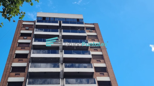 Excelente Piso Con 4 Dormitorios En Pleno Centro De Monte Grande Con Vista Abierta A La Plaza