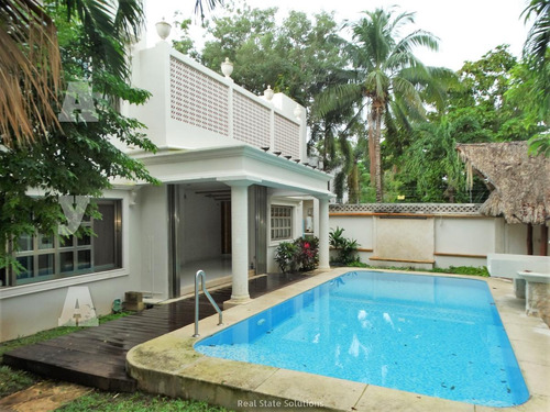 Casa En Venta, Estilo Clásico ,4 Recámaras En Residencial Campestre, Cancún