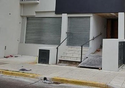 Imagen 2 de 5 de Local Comercial Con Patio Al Frente, Superficie Total 31m2, Sobre Via Publica, A Metros De La Esquina.