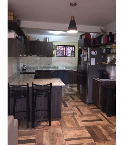 Vendo Amplio Departamento En Zona Uni Y A Pasos De La Ruta 1: Cuenta Con 4 Habitaciones Y 2 Baños.