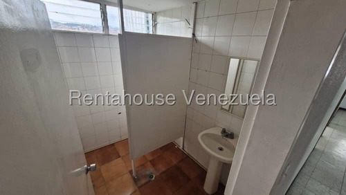 En Alquiler Excelente Oficina Ideal Y Funcional En La Urbina