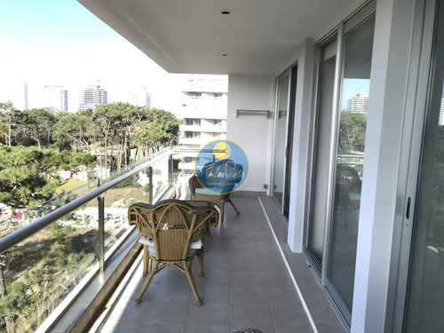 Venta  Apartamento 2 Dormitorios 2 Baños En Avenida Roosevelt A 400 Metros De La Playa Brava 