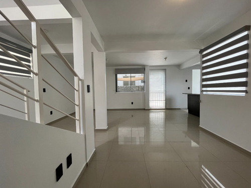 Casa En Privada, Ubicada A Un Costado Del Outlet De Punta Norte.