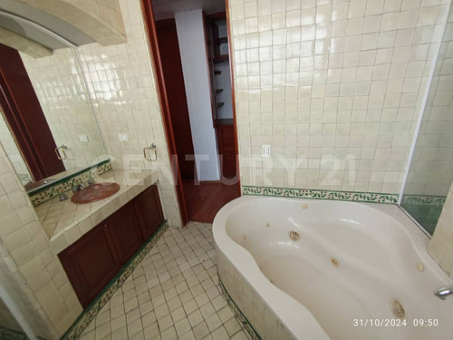 Casa Tipo Colonial Con 3 Recamaras Y Amplio Jardín