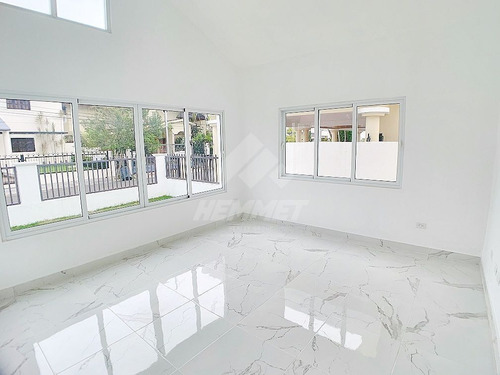 Imagen 4 de 12 de Casa De Venta En La Moraleja Santiago