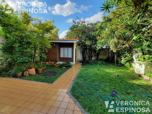 Casa De Tres Ambientes En Venta, Moron. Lote De 10 X 28 Mts.