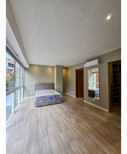 Apartamento En Alquiler 250 M2.- Urb. La Castellana