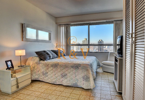 Imagen 8 de 15 de Venta De Apartamento 2 Dormitorios Y Cuarto De Servicio. En Península, Punta Del Este.
