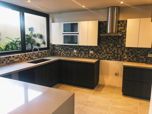 Imagen 3 de 8 de Venta De Apartamento En La Zona 13 , Avenida Las Américas