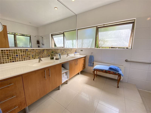 Casa En Venta De 5 Dorm. En Colina