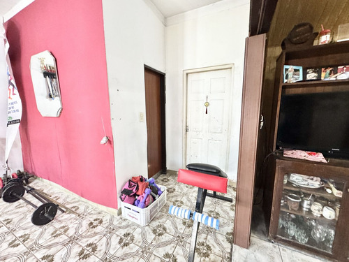 Venta De Casa Con Patio Y Terraza En Pompeya