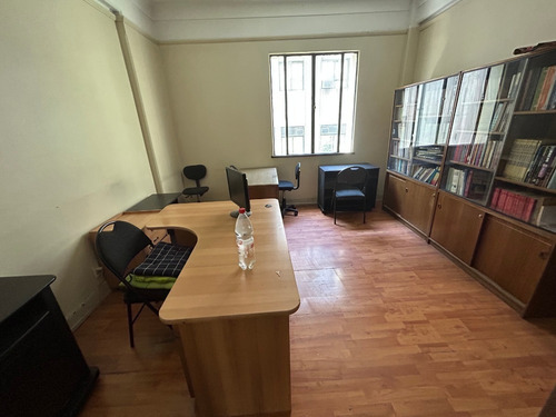 Estupenda Oficina Ubicada En Pleno Barrio Cívico Santiago