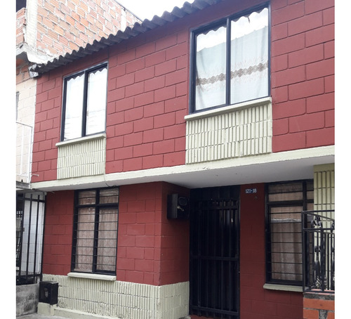 Vendo Casa Dos Pisos, Unifamiliar, Cerca Hospital, Supermercados, Colegios Y Más. 