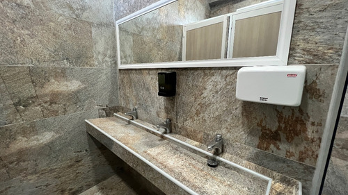 Local En Renta A Pie De Boulevard Euquerio Guerrero 85 M2 Segundo Nivel
