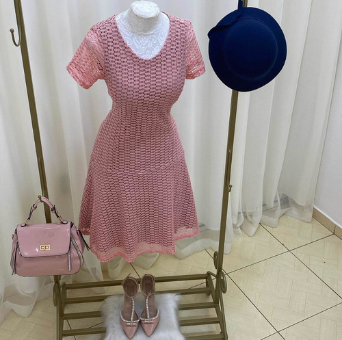 Imagem 7 de 8 de Vestido Midi Godê Com Manga Em Renda Rosê Nude