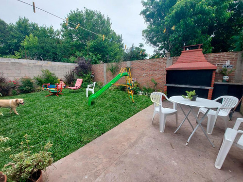 Casa En Venta - 2 Dormitorios 1 Baño - 100mts2 - Berazategui