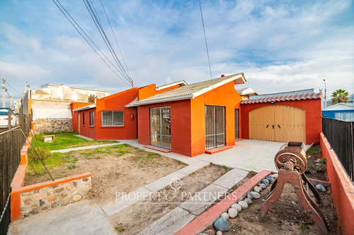 Casa Con Amplio Terreno, A Pasos De Playa La Herra...