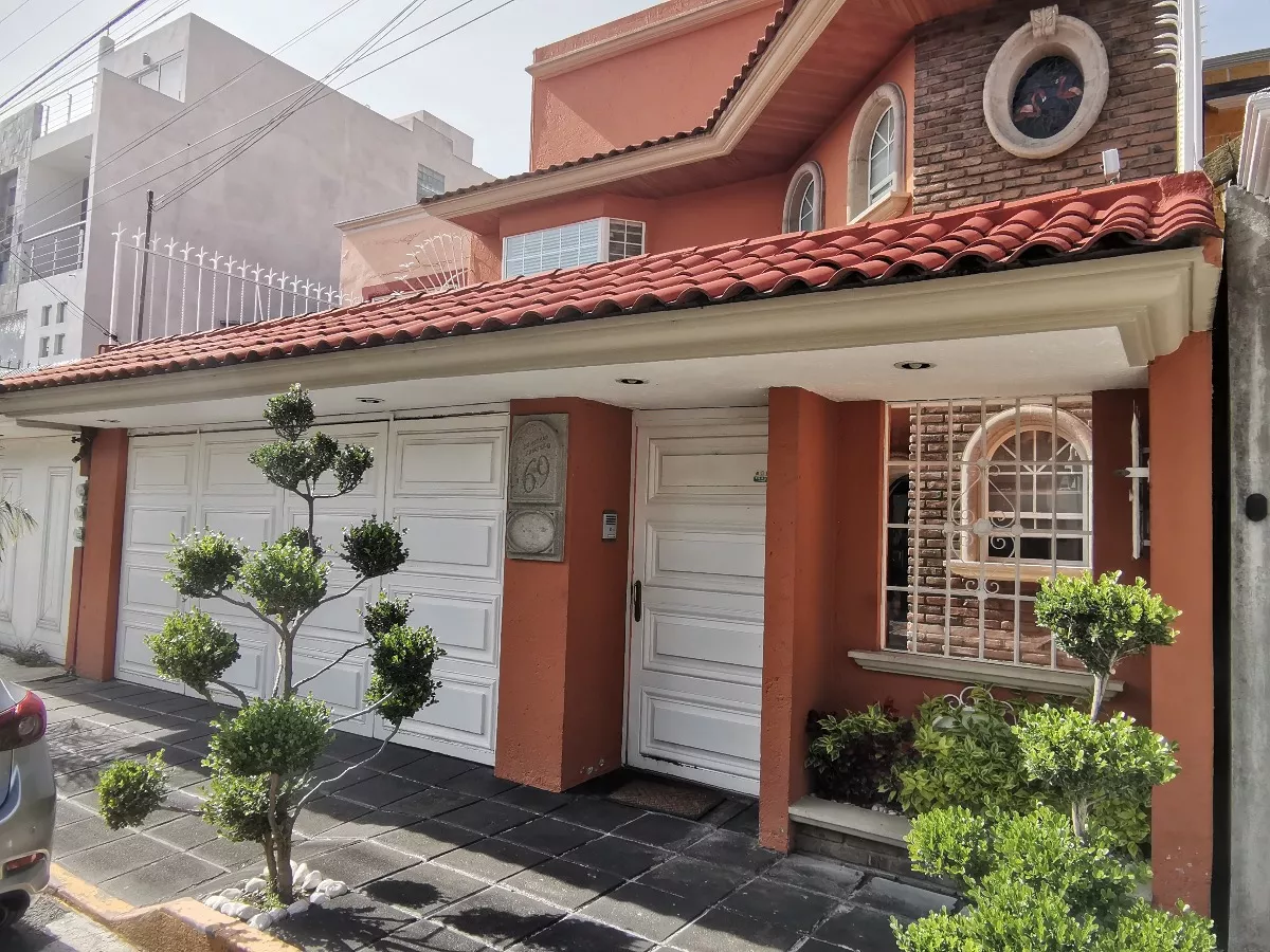 Casa En Venta En Coyoacán,4 Recamaras,3 Baños,3 Estacionamientos