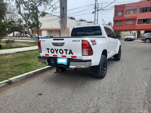 Imagen 2 de 5 de Alquiler De Camioneta Hilux 4x4 2022