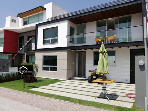 Se Vende Hermosa Casa En El Refugio, Estudio, Jardín, 3 Recamaras, Equipada..