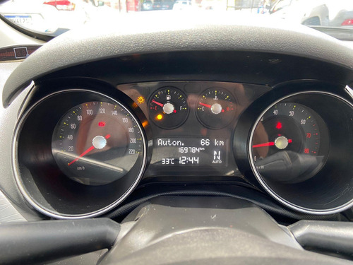 Imagem 8 de 13 de Fiat Punto Essence 1.6 16v (flex) Álcool Automático