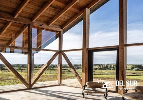 Casa Con Gran Diseño De Contrucción