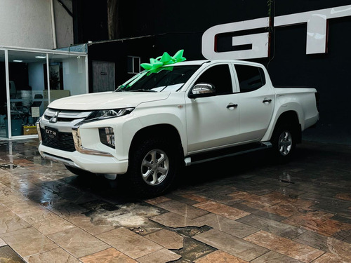 Mitsubishi L200 2.4 Cabina Doble 4x2 Mt