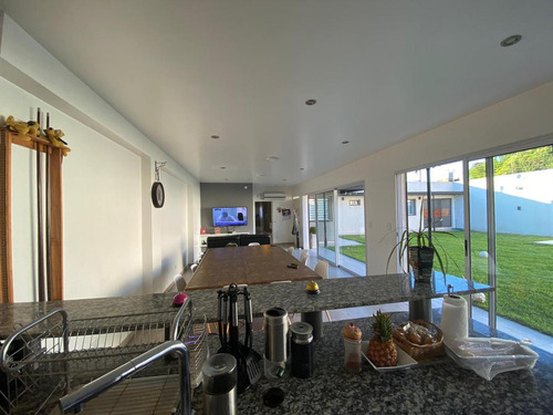 Casa 5 Ambientes 350 M² Cub, - Garage 2 Autos - Pileta - Haedo