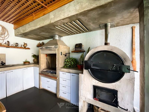Casa En Venta De 6 Dorm. En Curicó