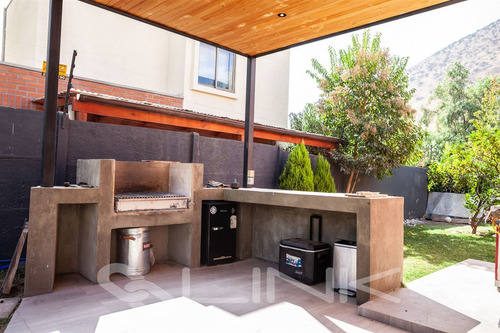 Casa En Arriendo De 5 Dorm. En Colina