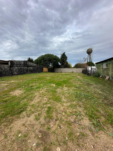 Terreno En Lagomar, Calle Mecha Bustos Y Julia De Almenara, Excelente Ubicación En Ciudad De La Costa.