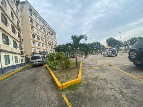 Apartamento Amueblado, Cuenta Con 3 Habitaciones, 2 Baños, 1 Puesto De Estacionamiento, Ubicado En Plena Via Pricipal De Paraparal