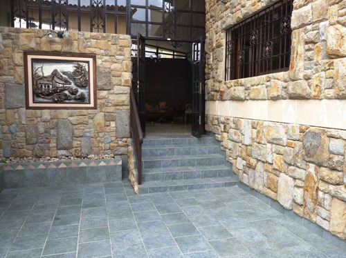 Imagen 2 de 13 de Cumbres De Curumo Casa Quinta 685 M2. 5 H / 7 B /3 Puestos.
