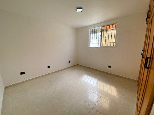 Bella Y Delicada Casa Con 3 Habitaciones Y Amplio Patio De Venta En Urb. Palmas Del Valle!