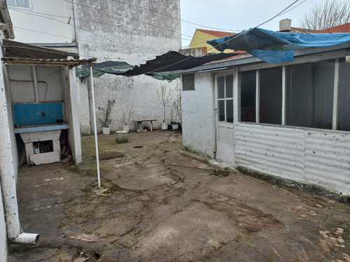 Casa 3 Ambientes Con Garaje Y Parque, A Reciclar Parcialmente, En Barrio Santa Monica