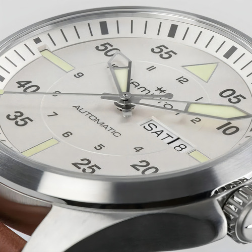 Reloj Hamilton Khaki Aviation Pilot Day Date Auto H64635550 Correa Marrón Bisel Plateado Fondo Blanco
