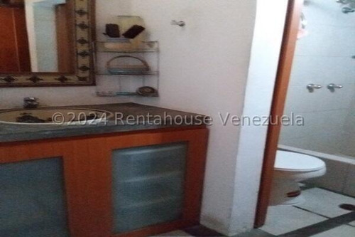En Venta Casa Varios Niveles Ubicada En Buena Zona Del Hatillo 24-28093