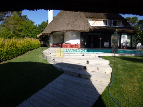 Imagen 20 de 30 de Hermosa Cabaña En Pinares, Con Piscina- Ref: 48242