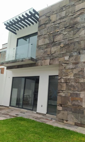 Venta De Casa En Fraccionamiento San Carlos Metepec
