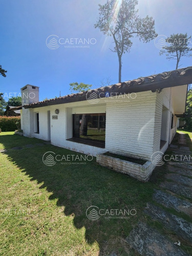 Casa En Venta En Pinares, Parada 32 De Playa Mansa A Tan Solo 150 Mts Del Mar 