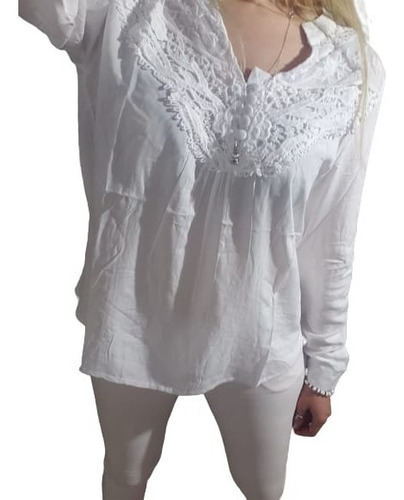 Imagen 4 de 5 de Camisola Blanca Con Broderie Y Botones Mangas Largas