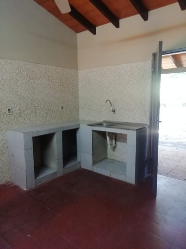 Imagen 17 de 20 de Alquilo Casa En Luque-laurelty Sobre Ruta Principal