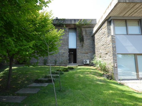 Casa En Venta City Bell Calle 24 E/ 476 Y 477 - Dacal Bienes Raices