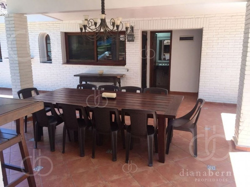 Punta Del Este, Casa De 3 Dormitorios Y Dependencias En Mansa Con Piscina Climatizada.- Ref: 43189