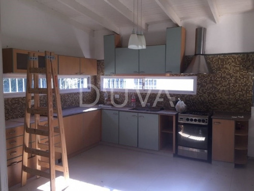 Casa De 2 Dormitorios. Calle 14 E/ 664 Y 665